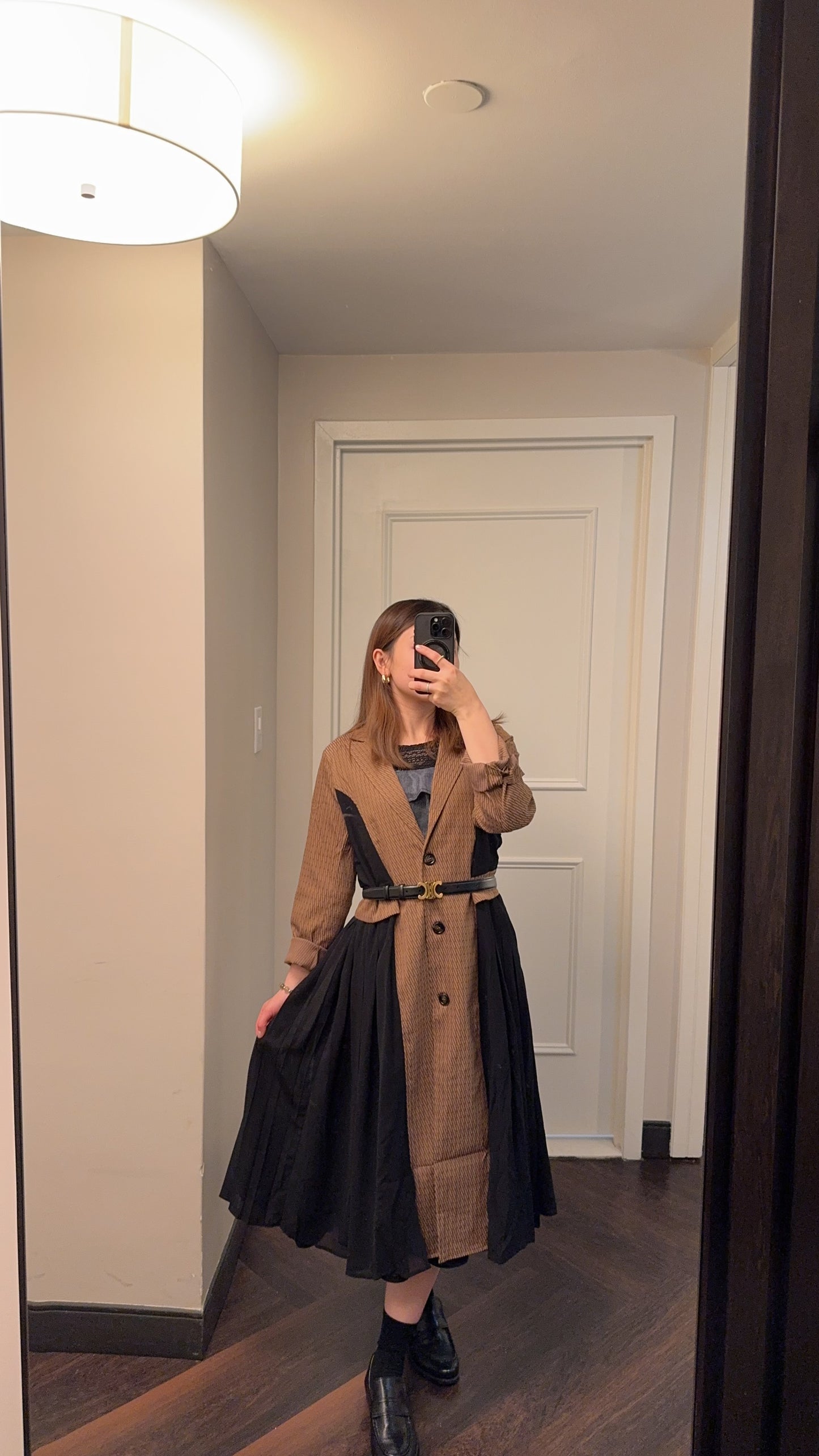 M228109 《斜紋挺身西裝外套拼百褶》 兩色(深啡/黑)