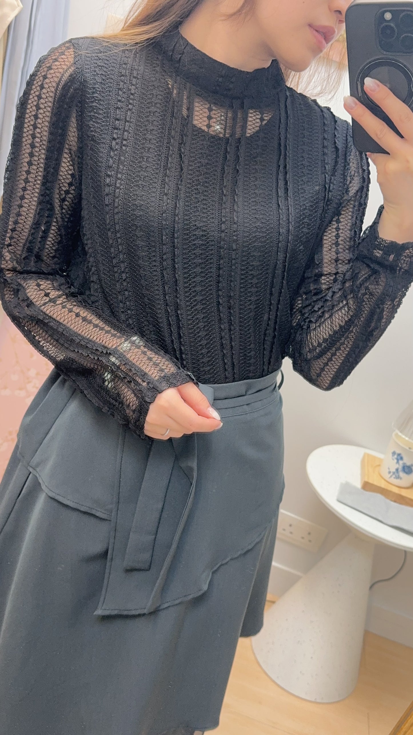 B51208《小企領提花蕾絲百搭TOP》 兩色(白/黑)