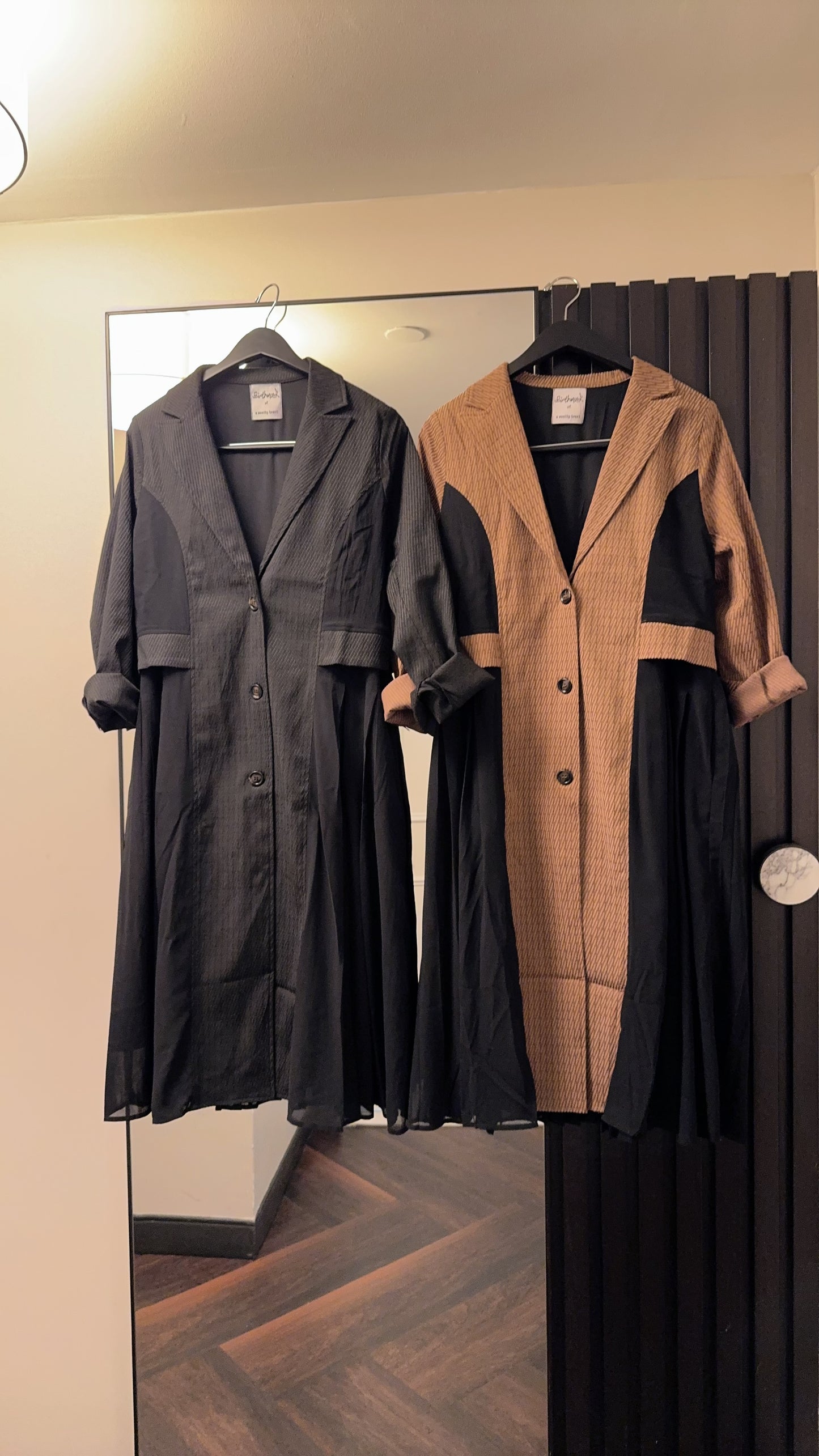 M228109 《斜紋挺身西裝外套拼百褶》 兩色(深啡/黑)