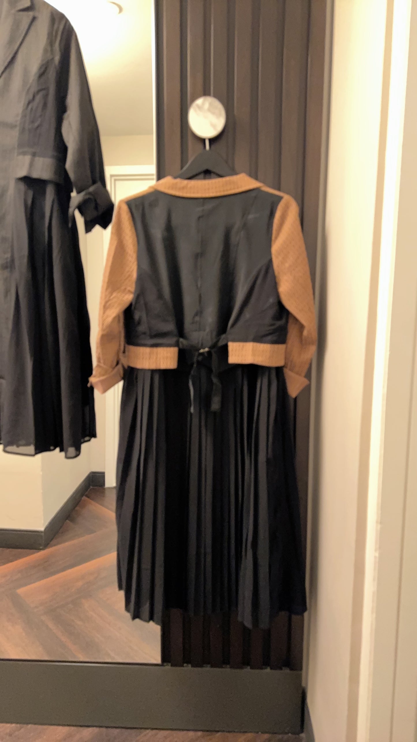M228109 《斜紋挺身西裝外套拼百褶》 兩色(深啡/黑)