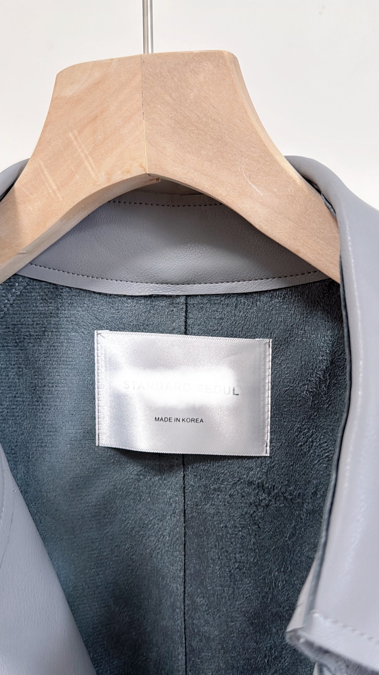 KR09《灰色風衣款仿皮褸外套》