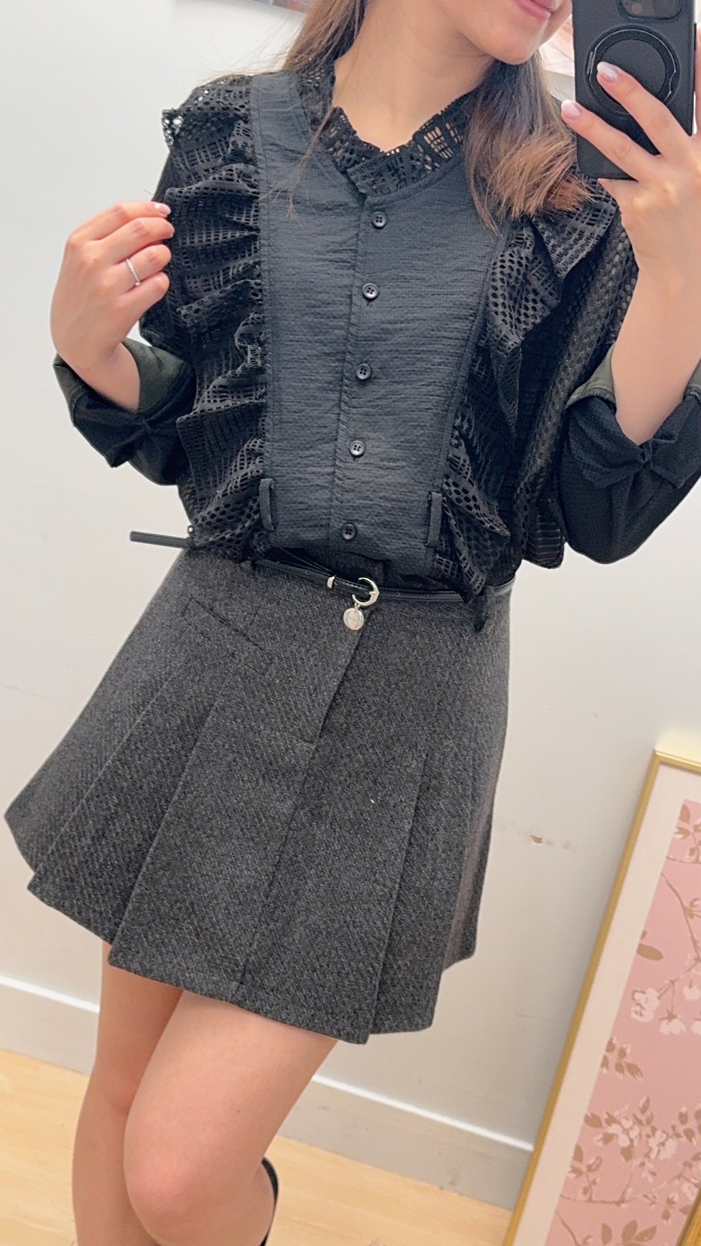 B52610 多圖《緹花Ruffles鈕扣TOP》 兩色(杏/黑)