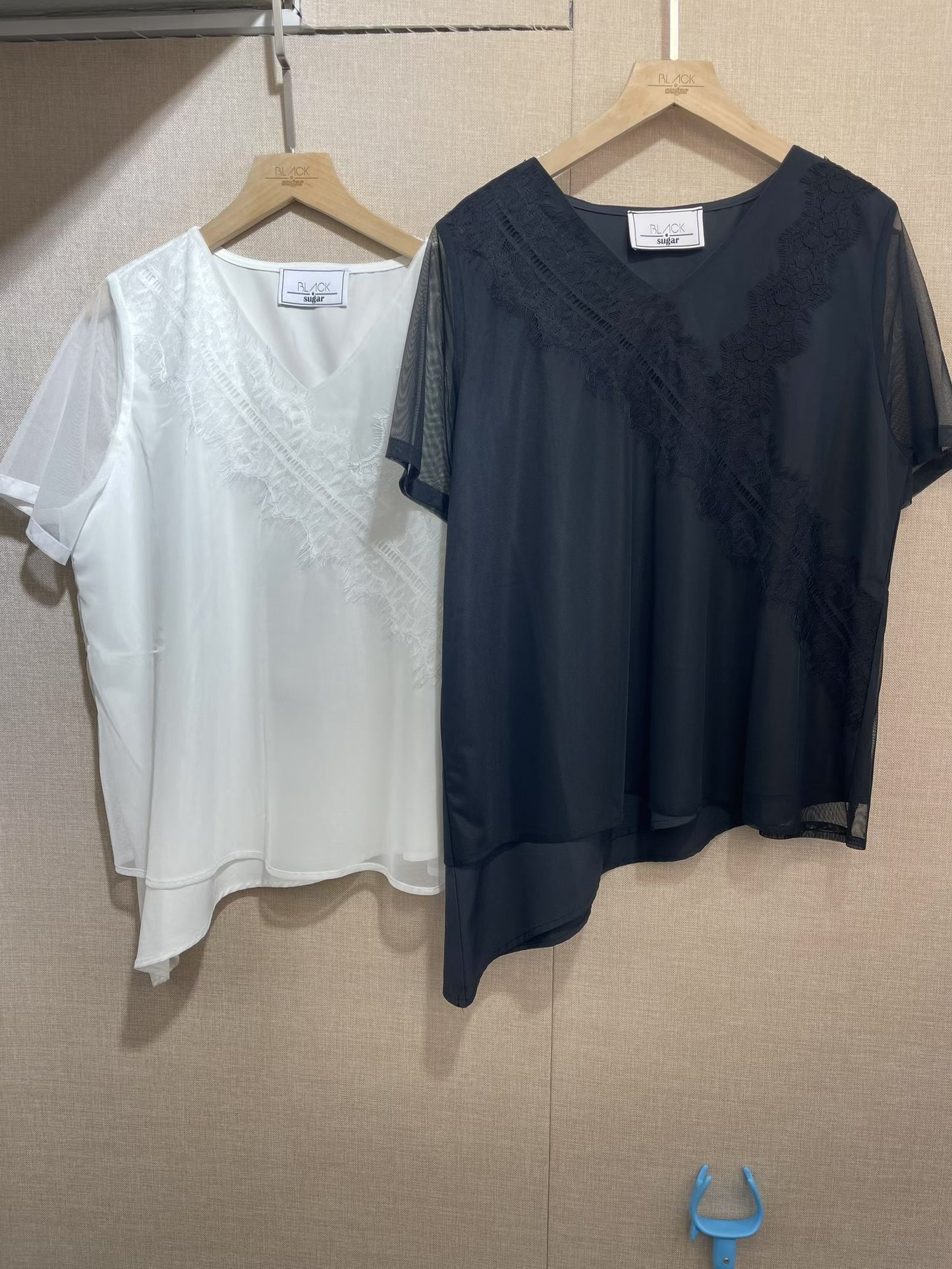 B52008《V領拼LACE百搭TOP》 兩色(白/黑)