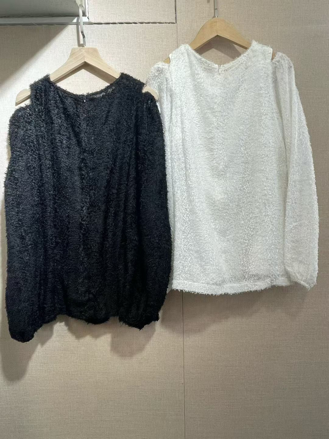 B53010 《薄薄雪花感小露肩TOP》 兩色(白/黑)