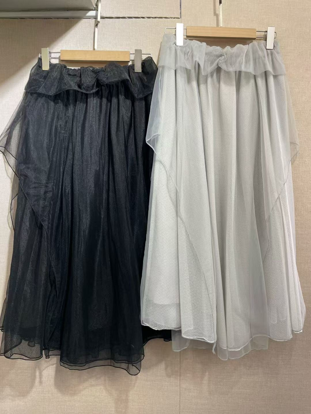 B53510 《橡筋腰層次紗裙》 兩色(灰/黑)