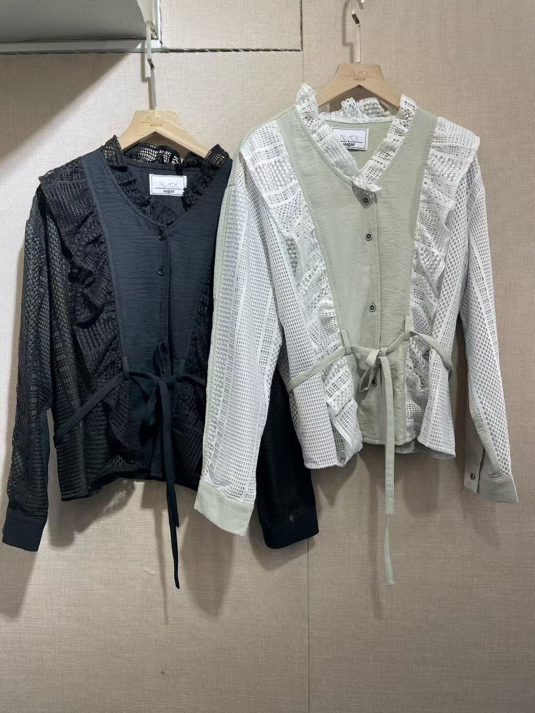 B52610 多圖《緹花Ruffles鈕扣TOP》 兩色(杏/黑)