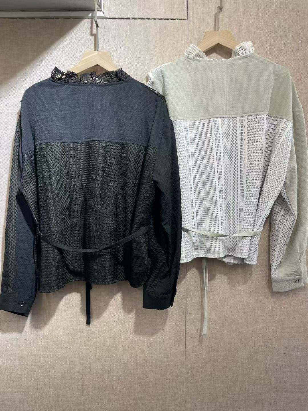 B52610 多圖《緹花Ruffles鈕扣TOP》 兩色(杏/黑)