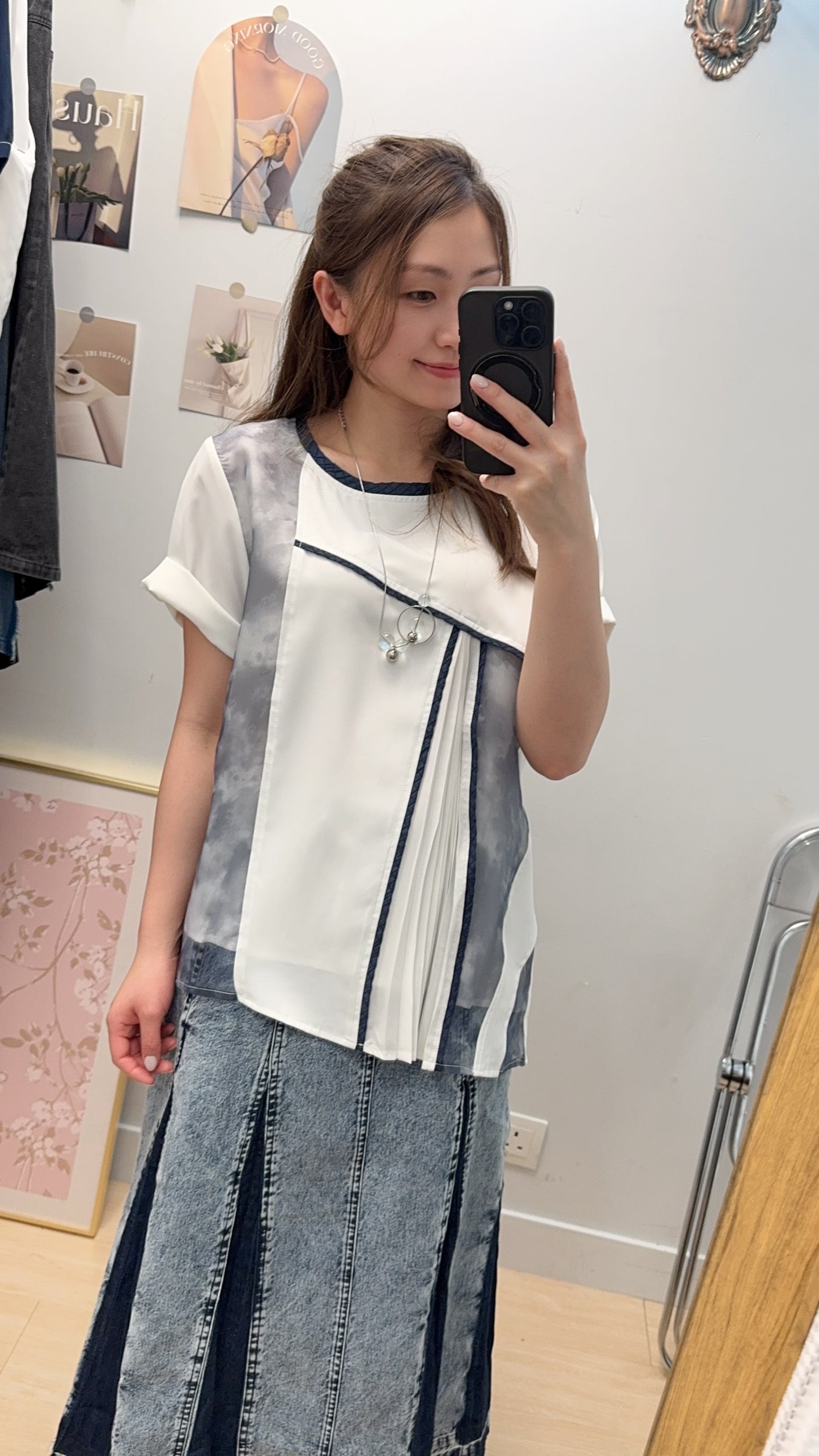 P177806《撞色拼V百褶Top》白/黑