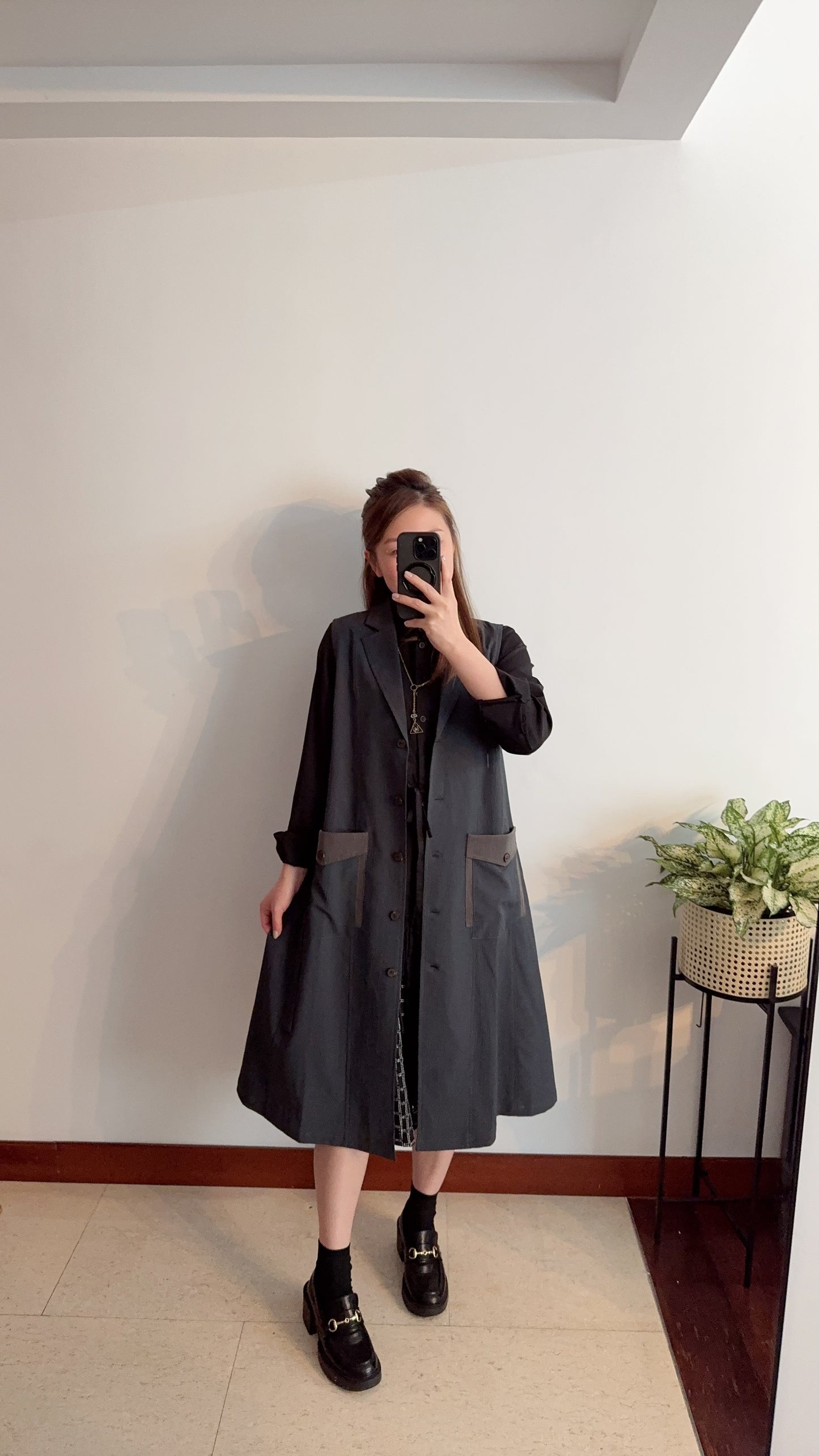 P173701《樹紋透薄背心外套拼暗直條口袋》（卡其）