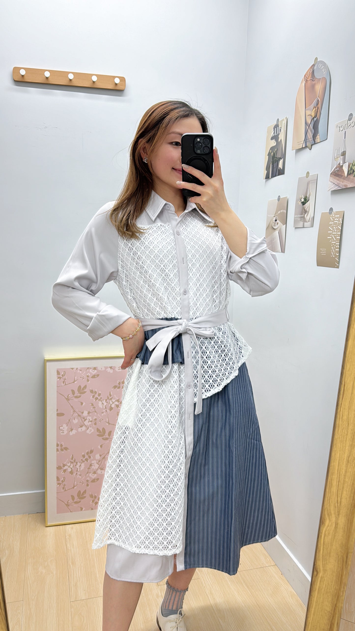 B46212《蕾絲拼直間布連身裙》灰白