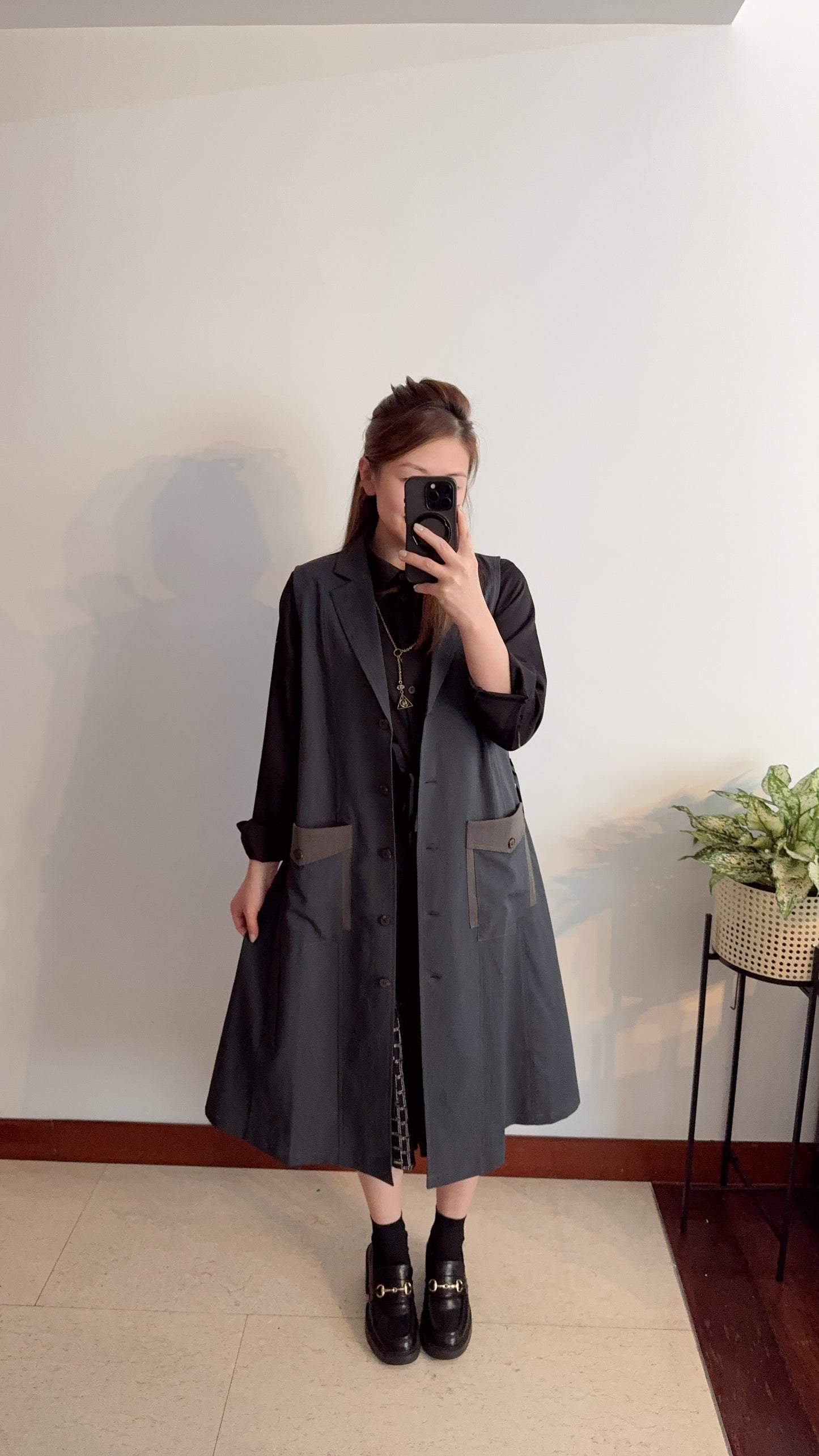 P173701《樹紋透薄背心外套拼暗直條口袋》（卡其）
