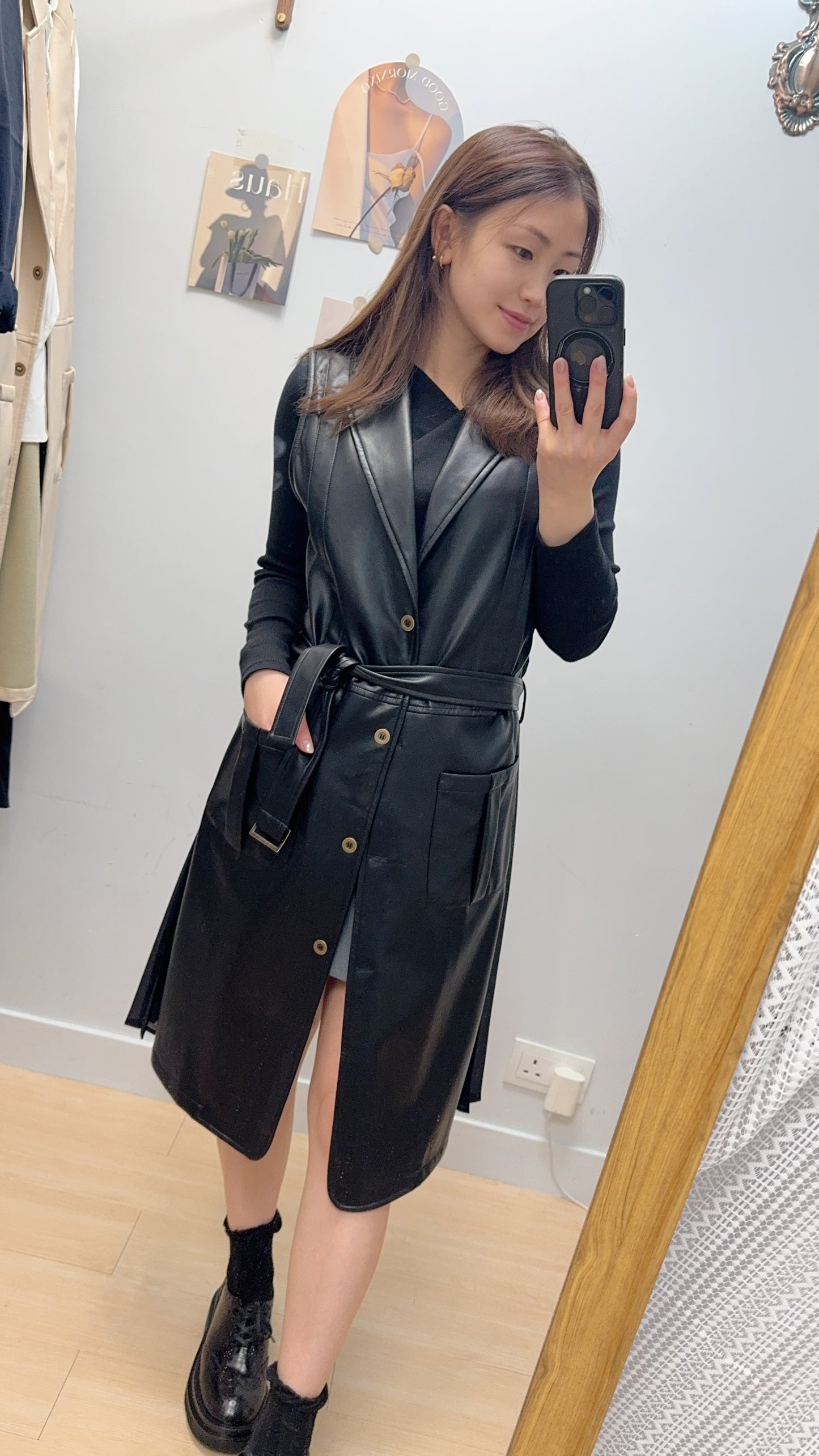 M263010 《軟身彷皮外套拼側百褶》兩色（杏/黑）