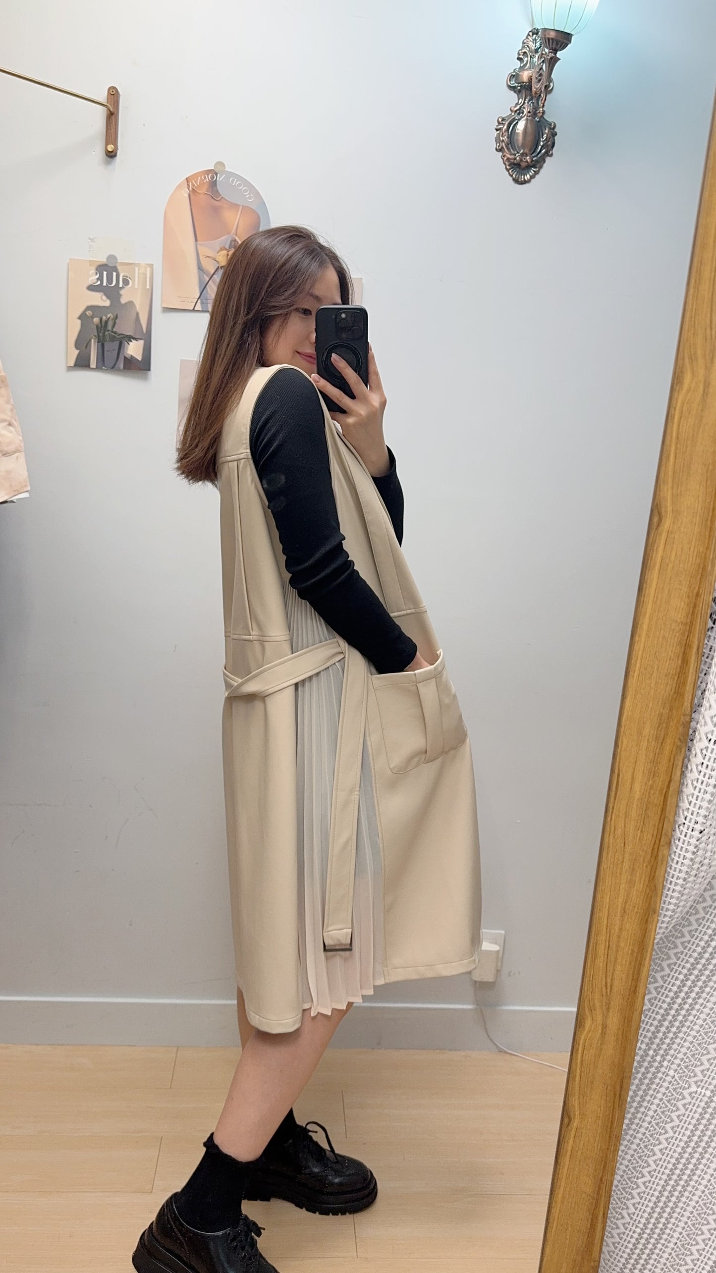 M263010 《軟身彷皮外套拼側百褶》兩色（杏/黑）