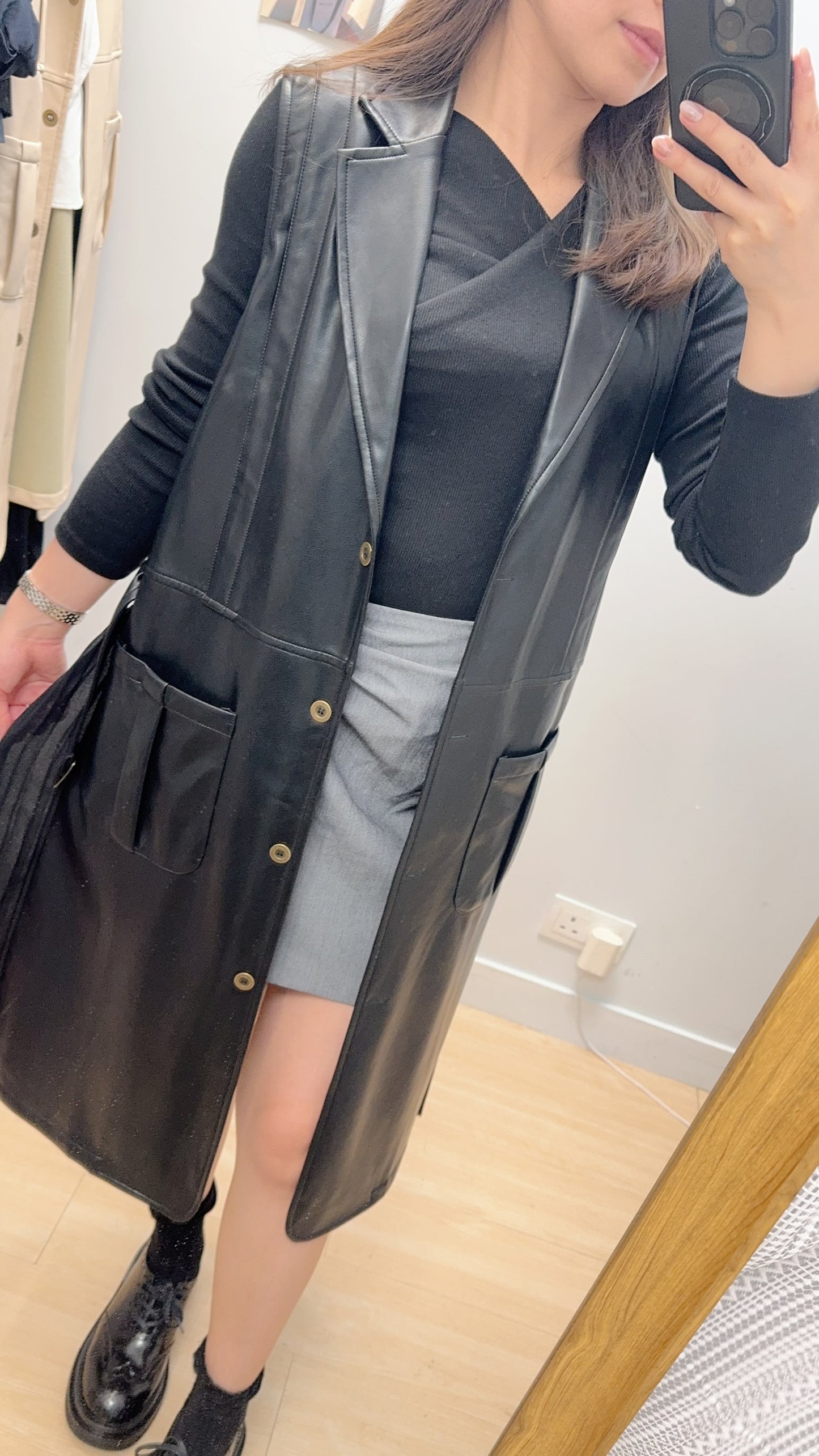 M263010 《軟身彷皮外套拼側百褶》兩色（杏/黑）