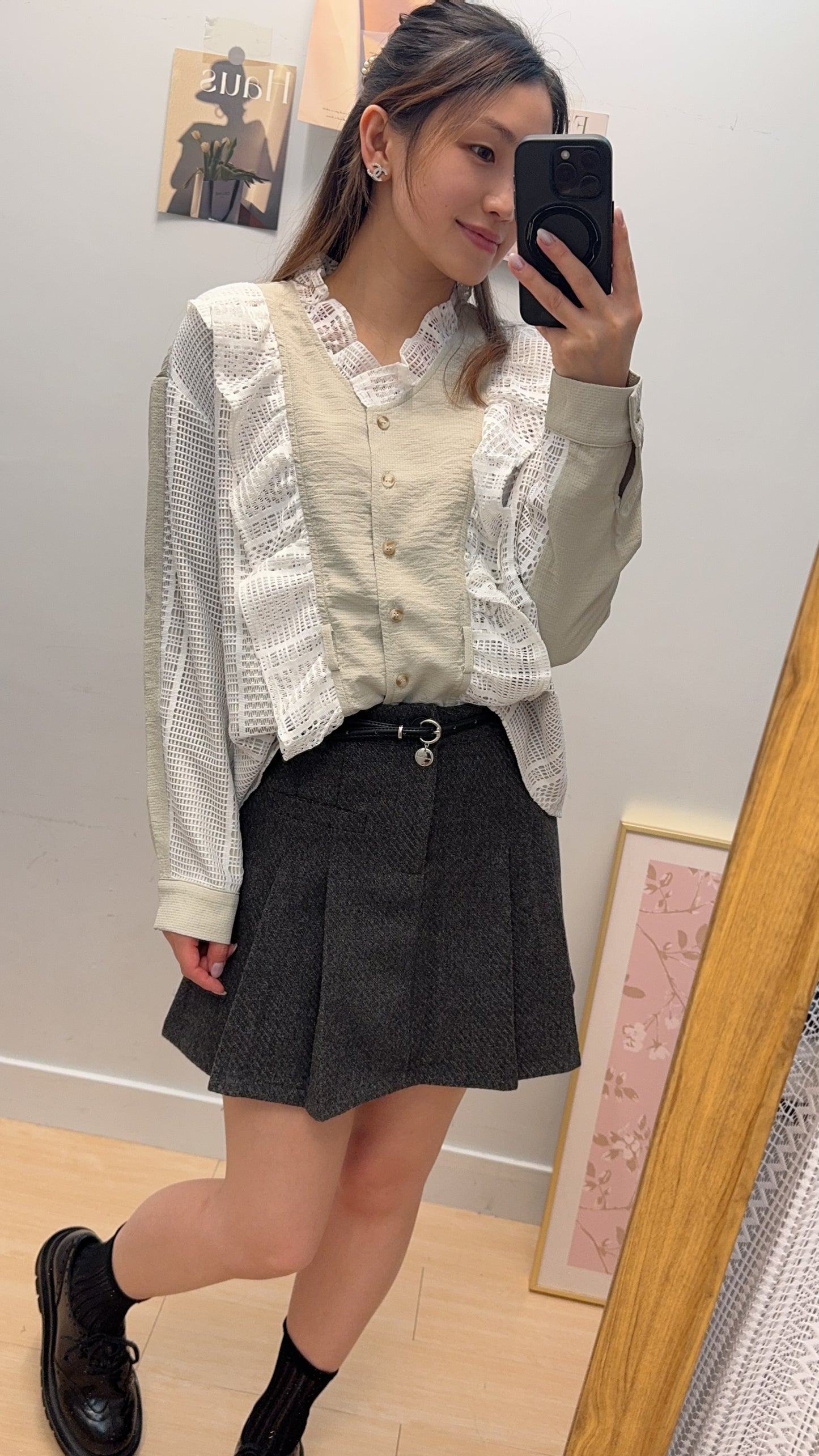 B52610 多圖《緹花Ruffles鈕扣TOP》 兩色（杏/黑）