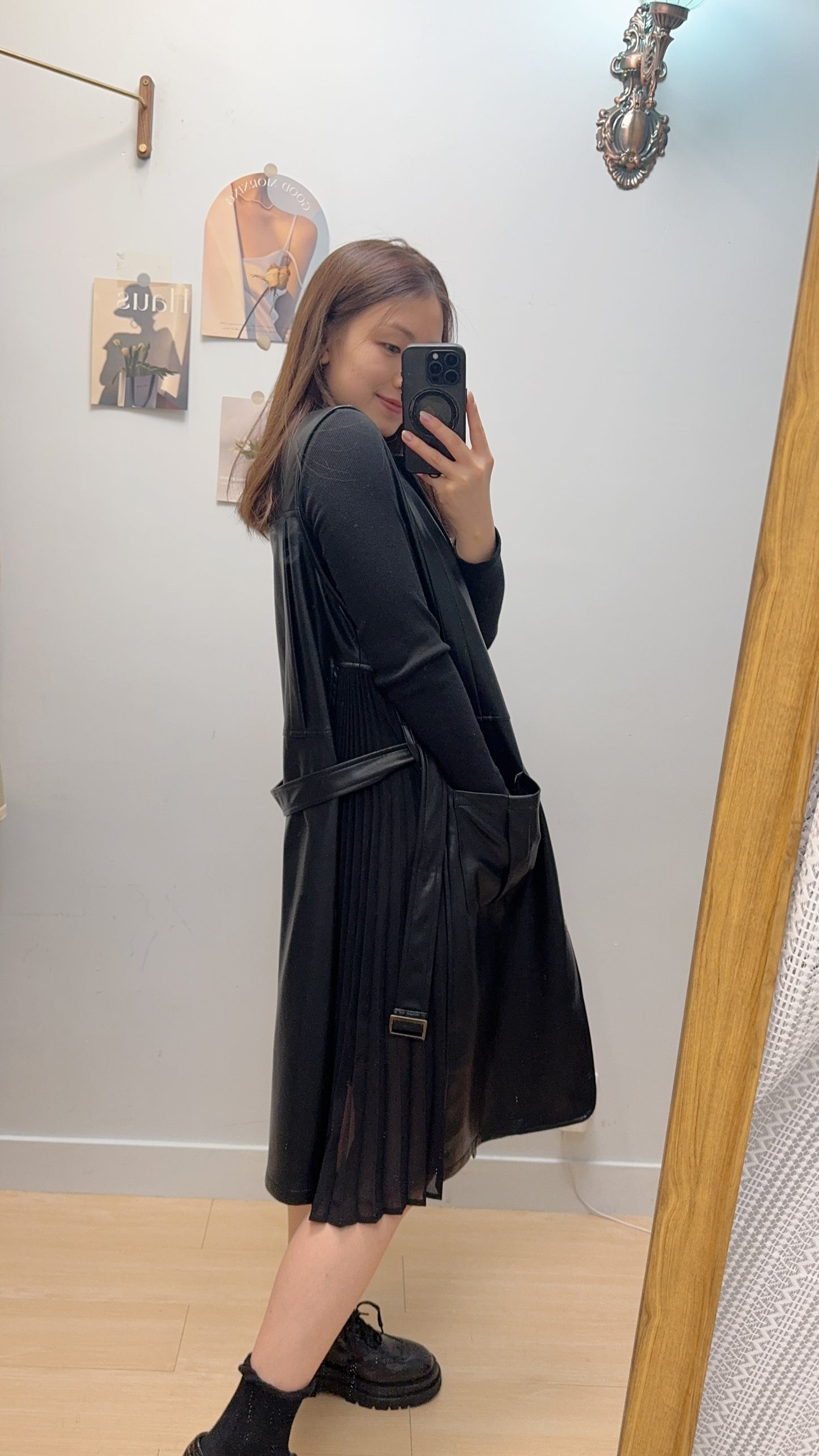 M263010 《軟身彷皮外套拼側百褶》兩色（杏/黑）